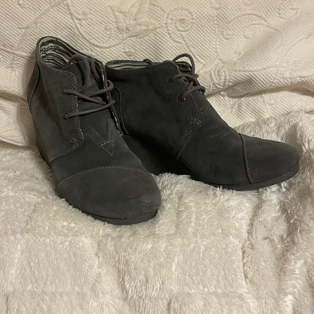 Toms 8.5 Gray Kala Suede Desert Wedge Booties NWOT
